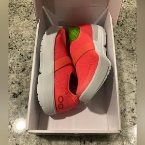 OOFOS NWT White/Coral OOMG LOW WOMEN Show